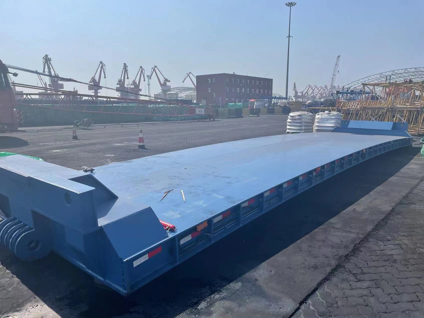 Extendible Dropdeck for Train Coach 